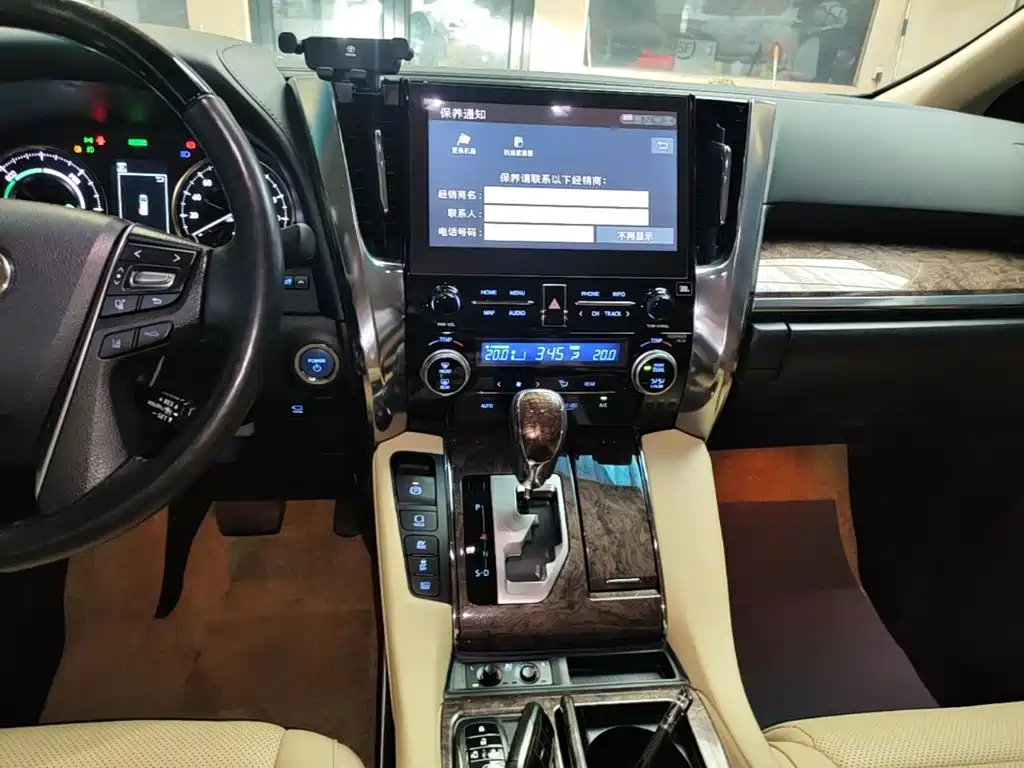 Toyota Alphard — миниатюра 13