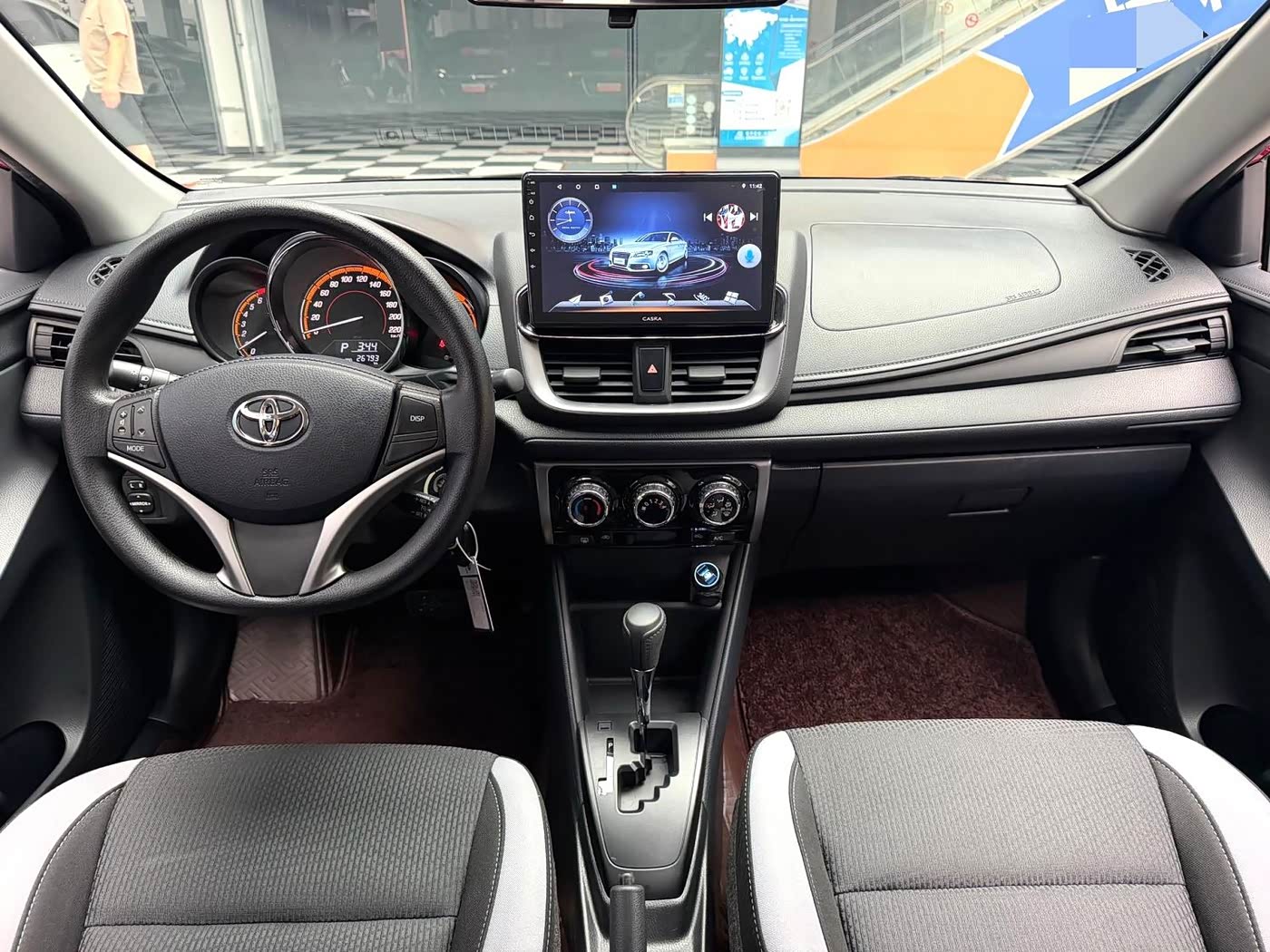 Toyota YARiS L Zhi Xuan 1.5 л 2022 г. желто-оранжевый, пробег 26000 км