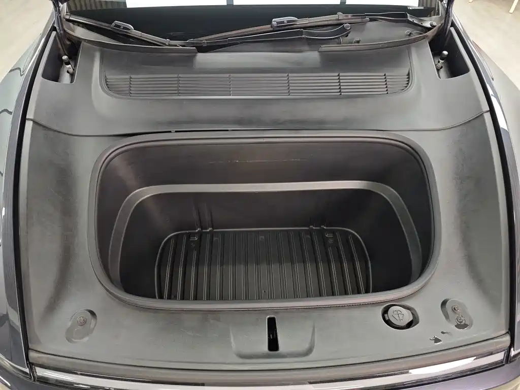 Tesla Model Y — миниатюра 8