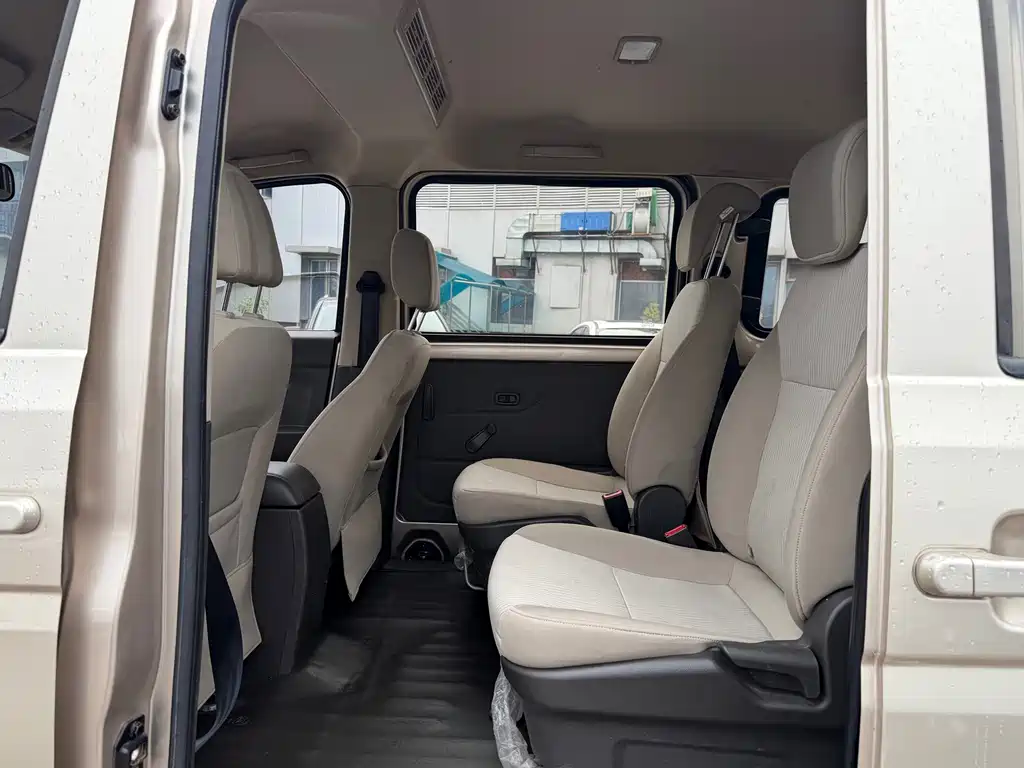 Wuling Rongguang V — миниатюра 6