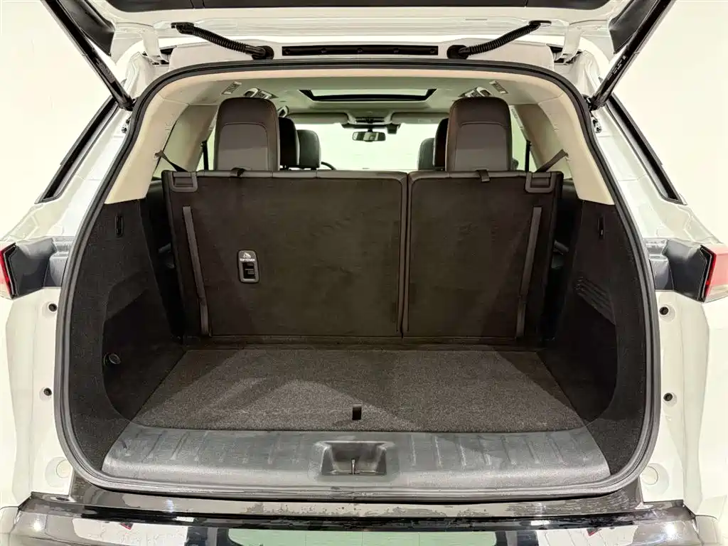 NISSAN EXPLORING THE LAND