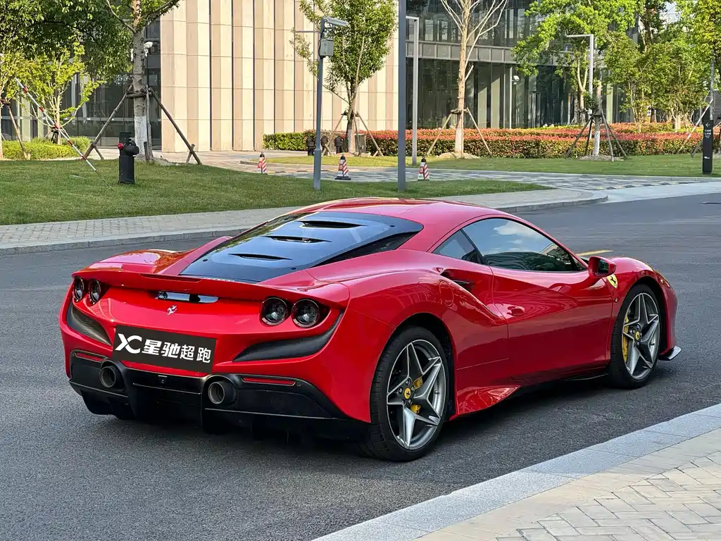 FERRARI F8