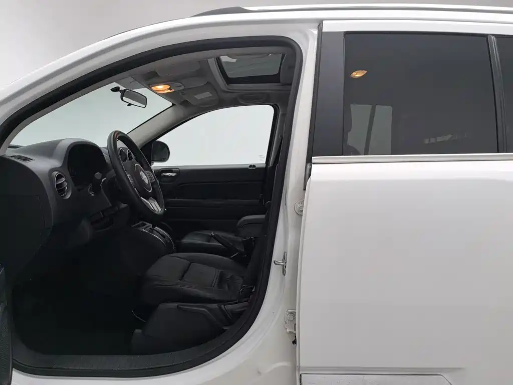 Jeep Compass (Import) — миниатюра 10