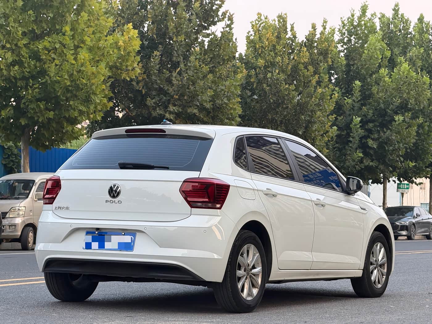 Volkswagen Polo 1.5 л 2023 г. Белый, пробег 28000 км