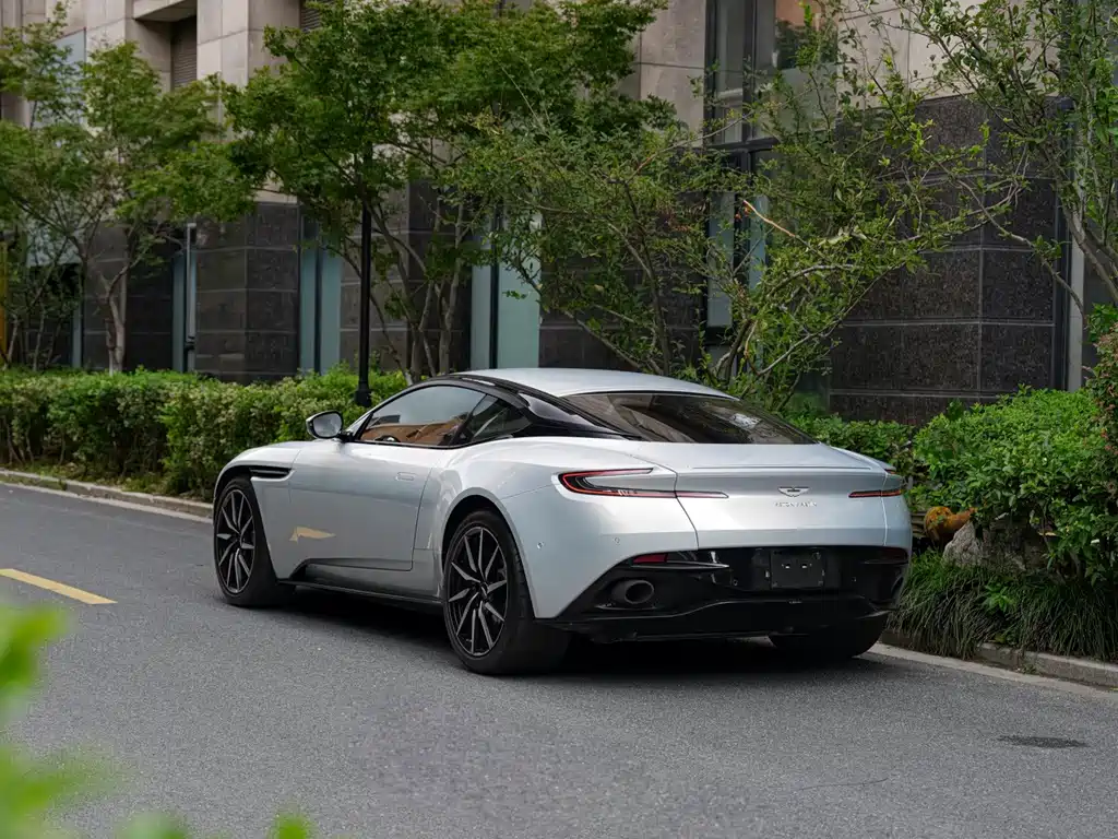 Aston Martin DB11 — миниатюра 8