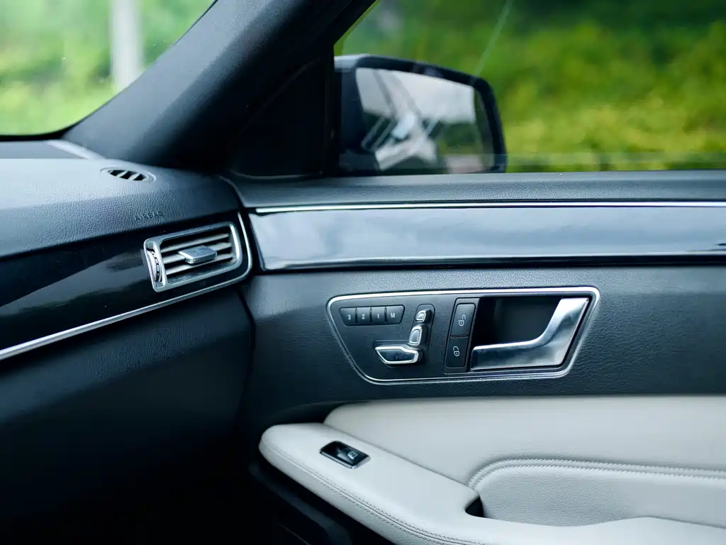 Mercedes-Benz E-Class — миниатюра 10