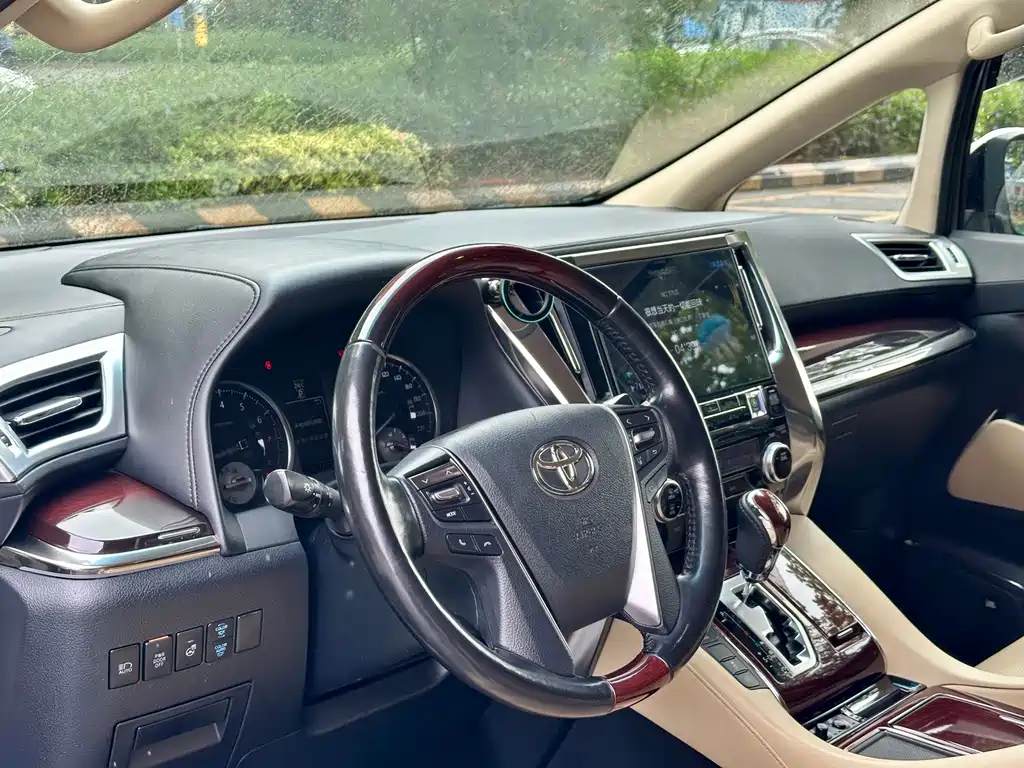 Toyota Alphard — миниатюра 9
