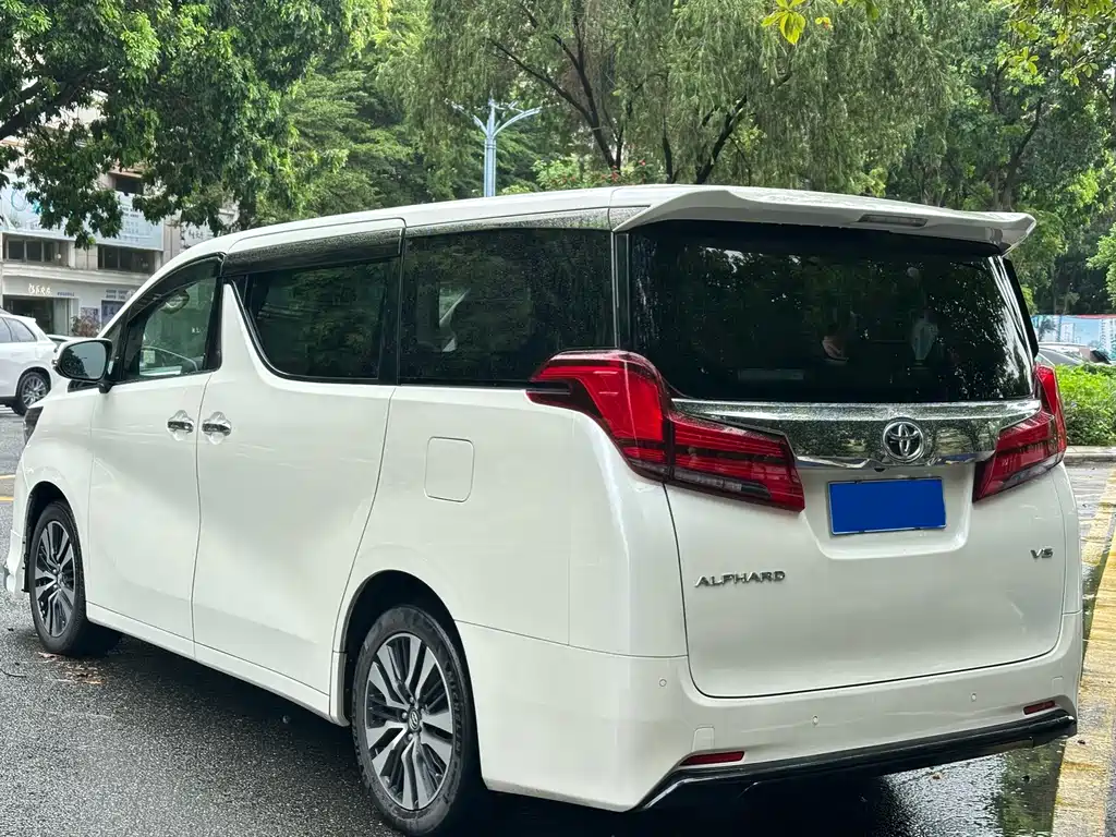 Toyota Alphard — миниатюра 4