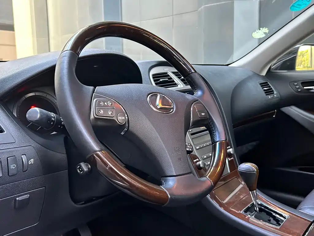 Lexus ES — миниатюра 11