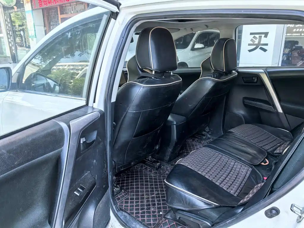 Toyota RAV4 — миниатюра 8