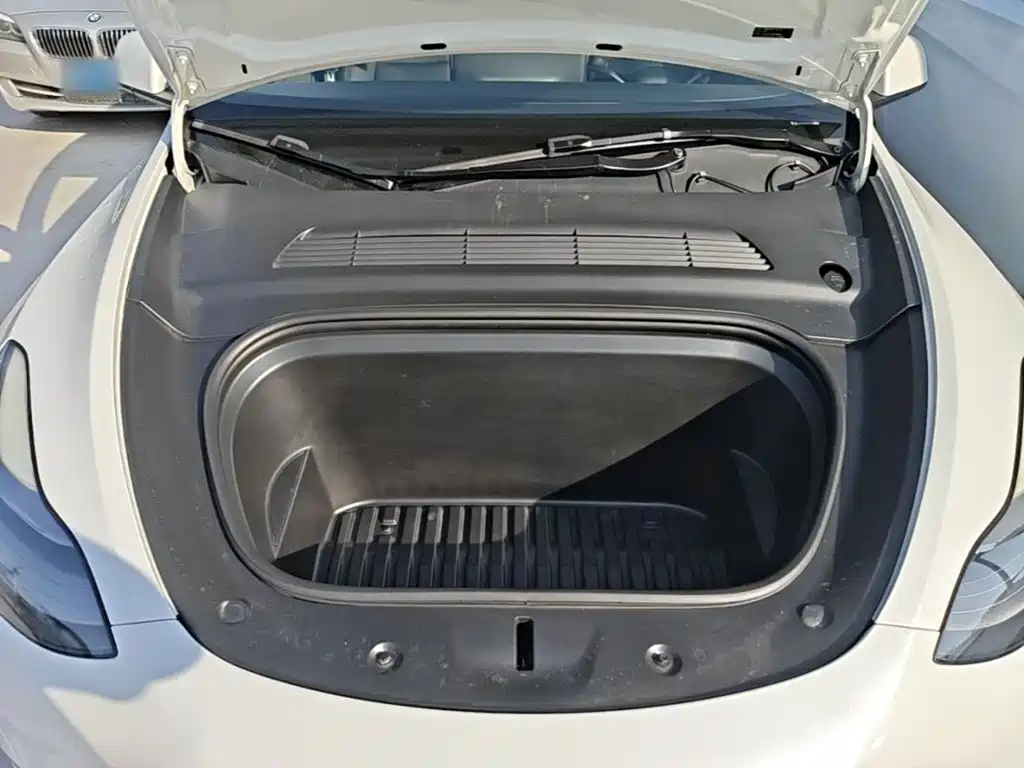 Tesla Model Y — миниатюра 20