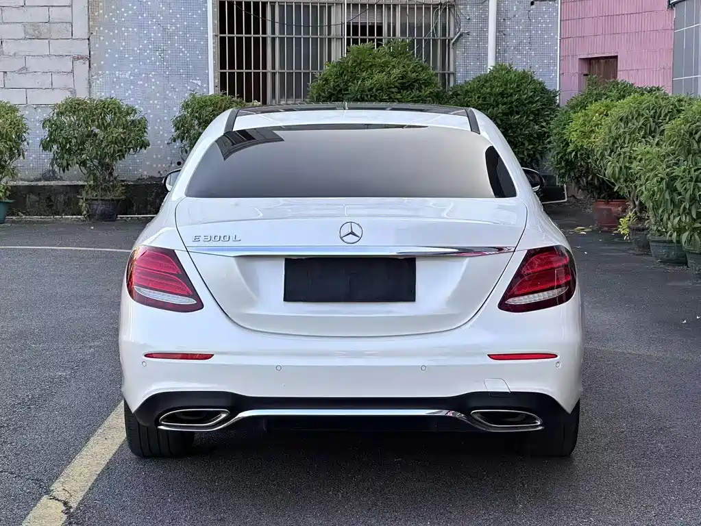 Mercedes-Benz E-Class — миниатюра 13