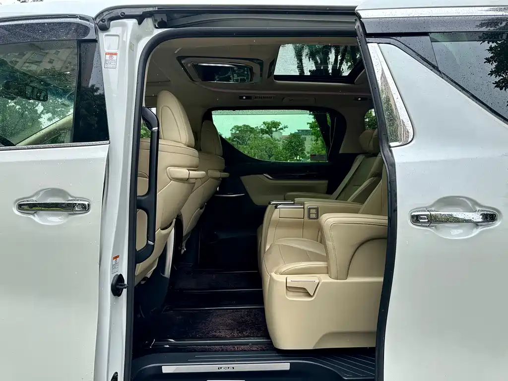 Toyota Alphard — миниатюра 16