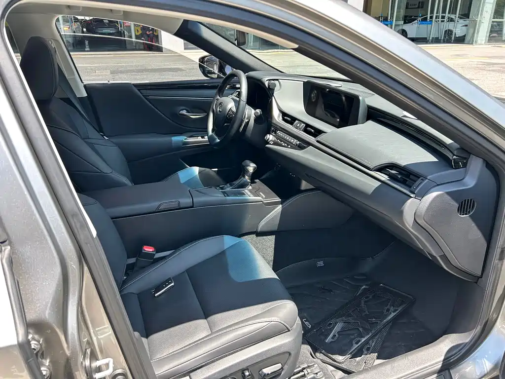 Lexus ES 2020 300h Premium