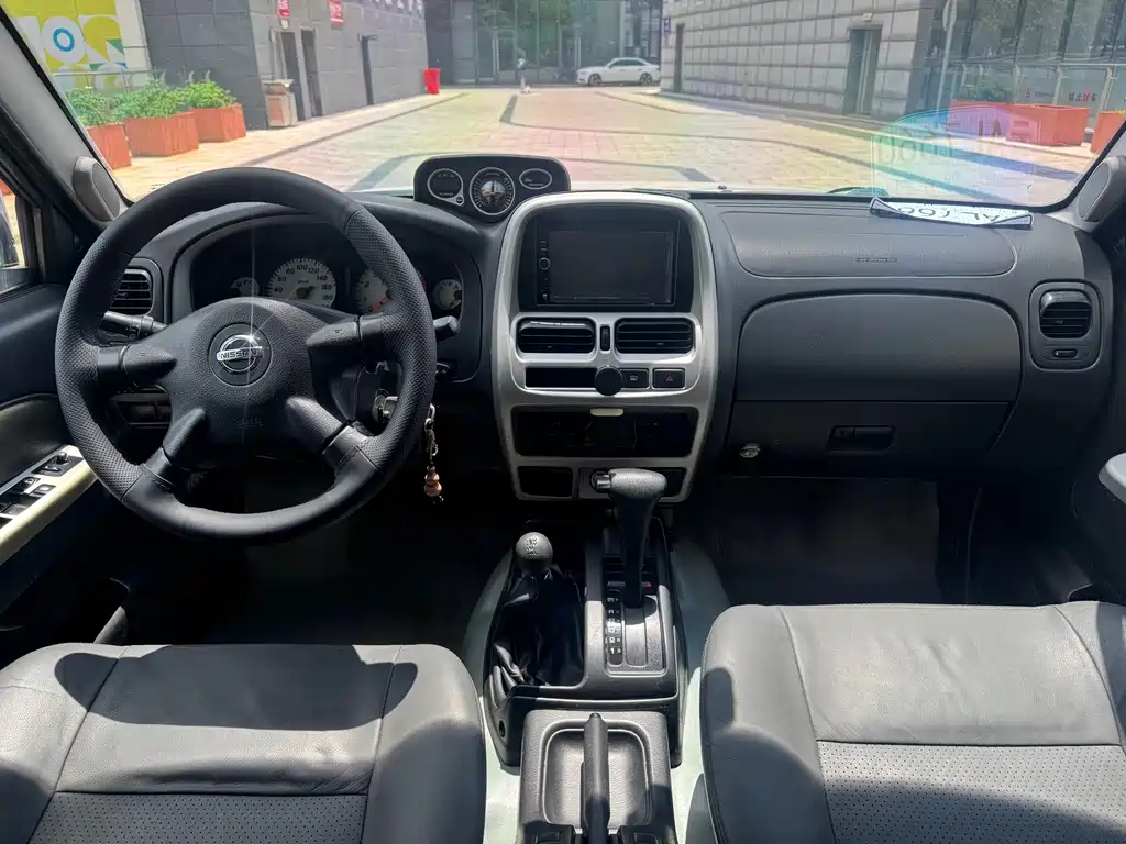 Nissan Paladin — миниатюра 11