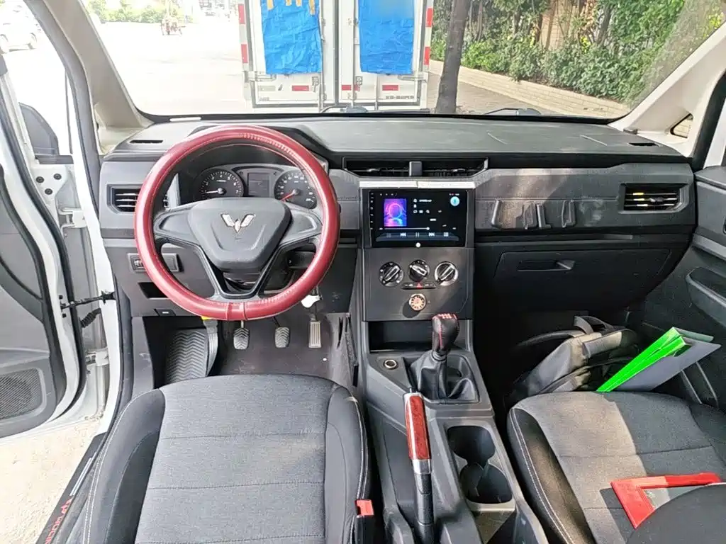 Wuling Hongguang Plus PLUS 2020 1.5L MT 5 мест