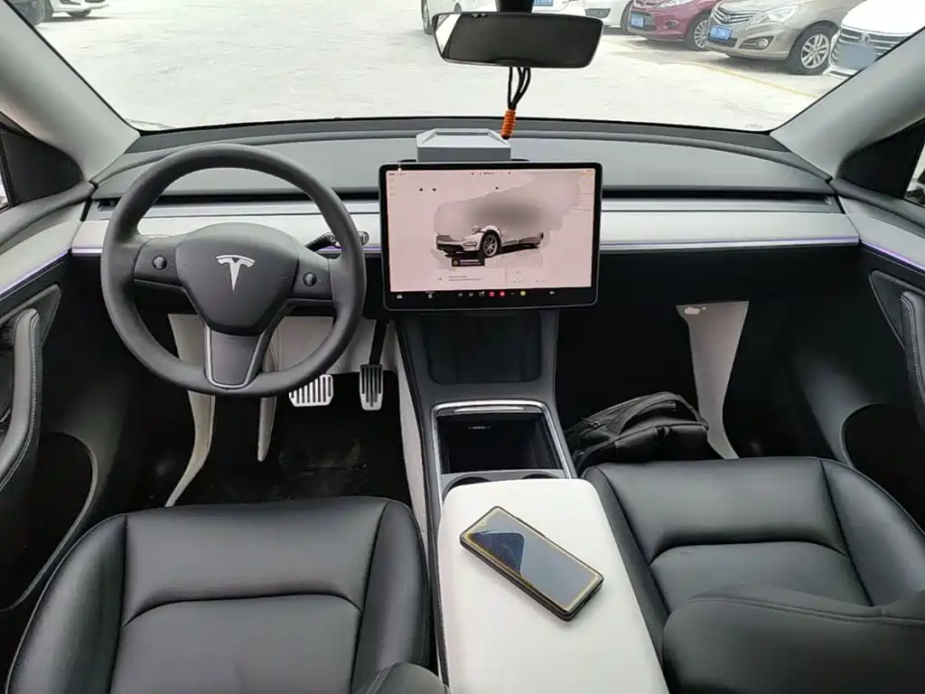 Tesla Model Y — миниатюра 10