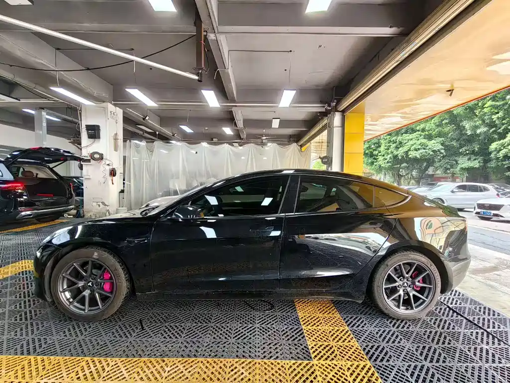 Tesla Model 3 — миниатюра 2