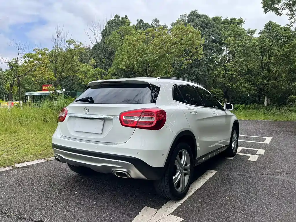 MERCEDES-BENZ  GLA