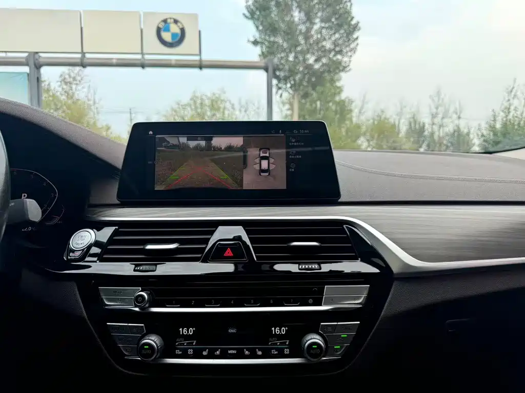 BMW 5 Series — миниатюра 12