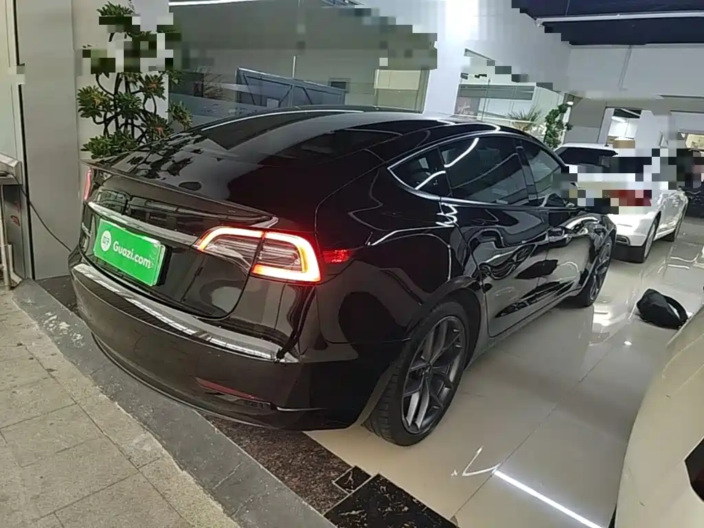 Tesla Model 3 — миниатюра 5