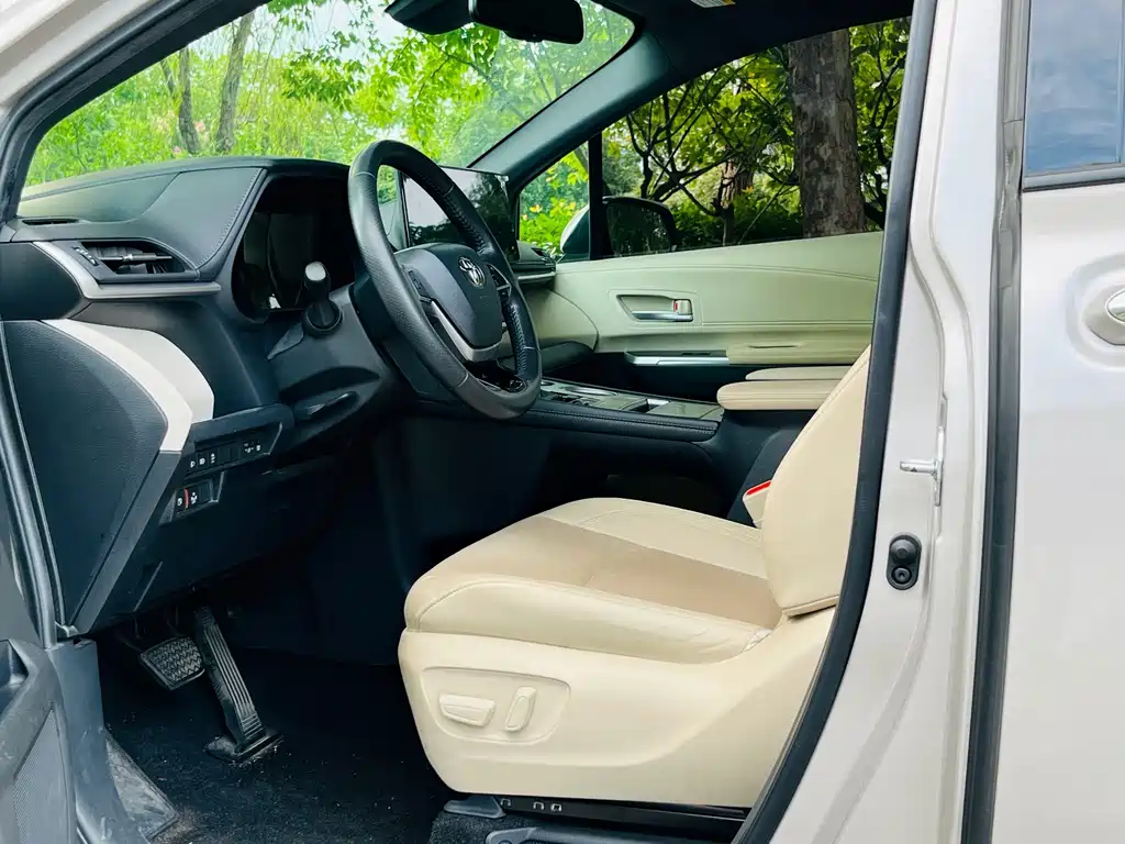 Toyota Sienna — миниатюра 14