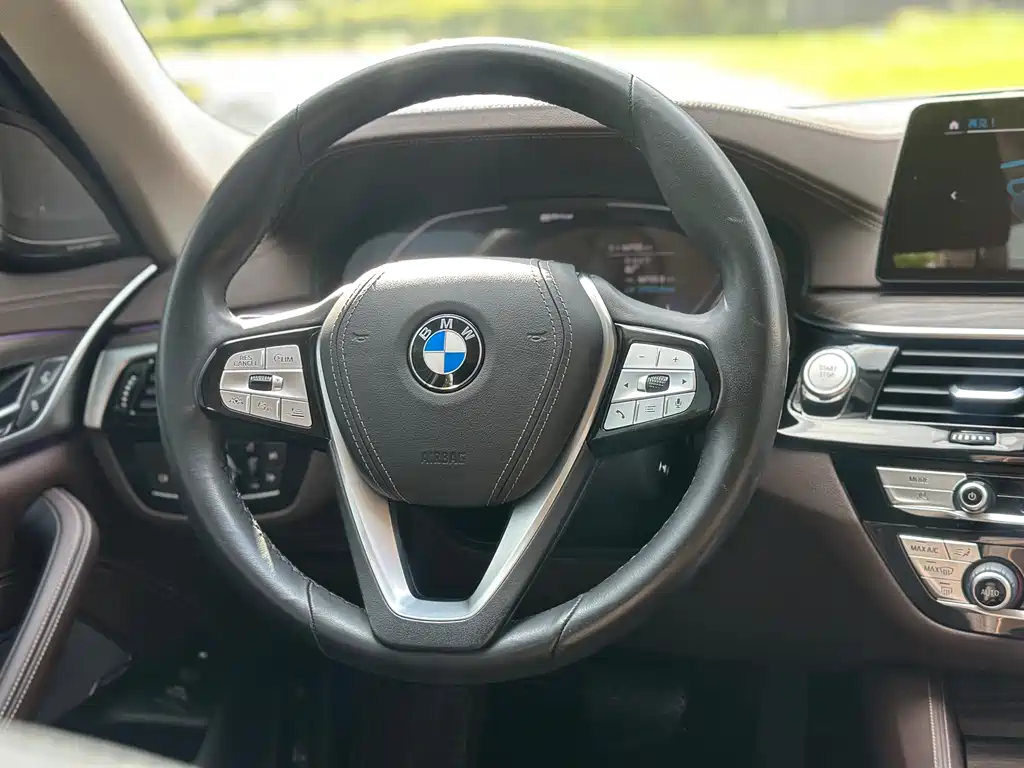 BMW 5 Series New Energy — миниатюра 10