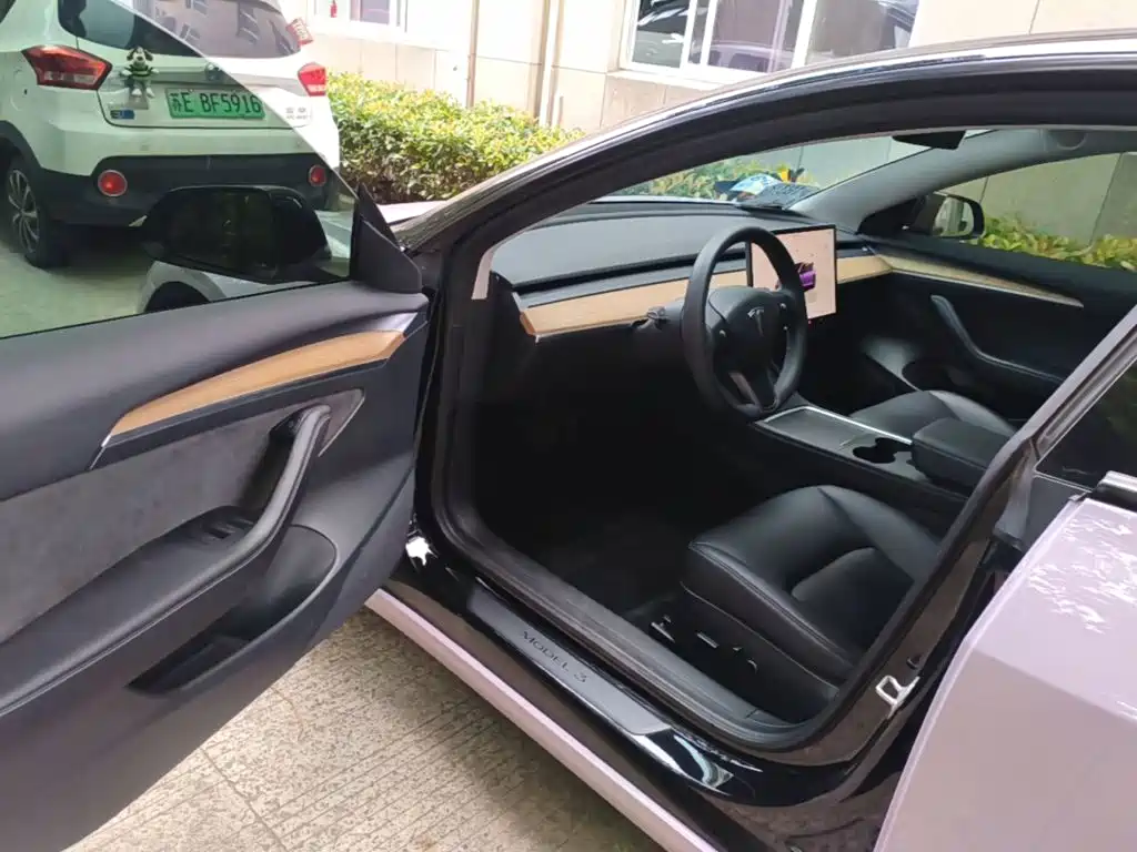 Tesla Model 3 — миниатюра 16