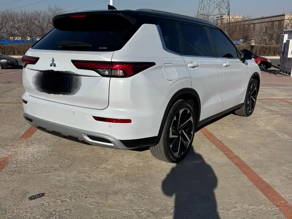 Mitsubishi Outlander 2023 1.5T CVT 4WD Premium Shine Edition 7 seats