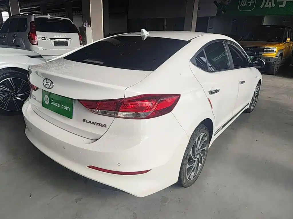 Hyundai Elantra — миниатюра 7