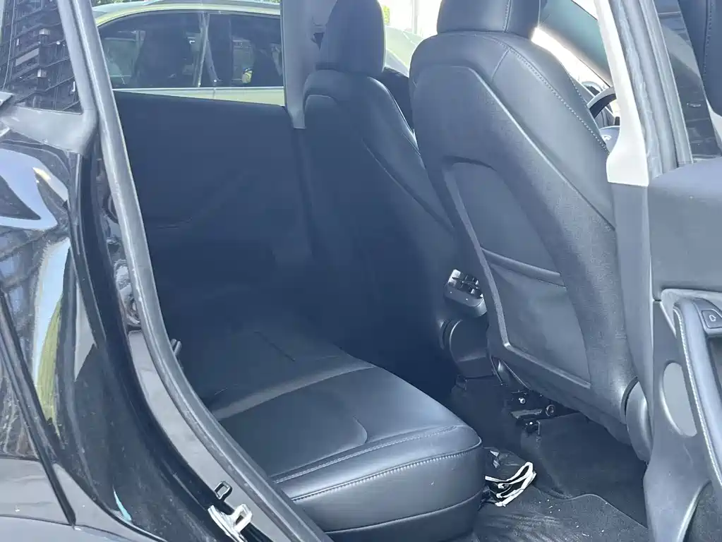 Tesla Model Y — миниатюра 8