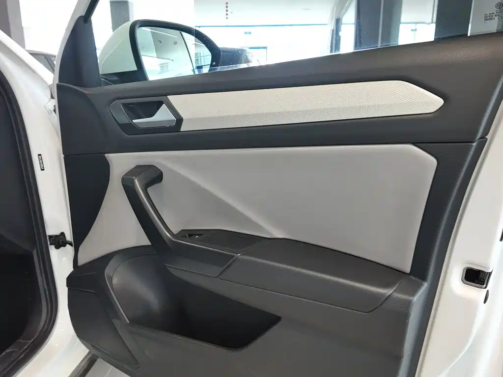 Volkswagen T-Roc — миниатюра 8