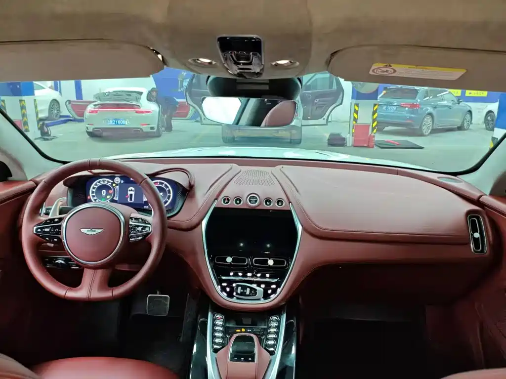 Aston Martin DBX — миниатюра 4