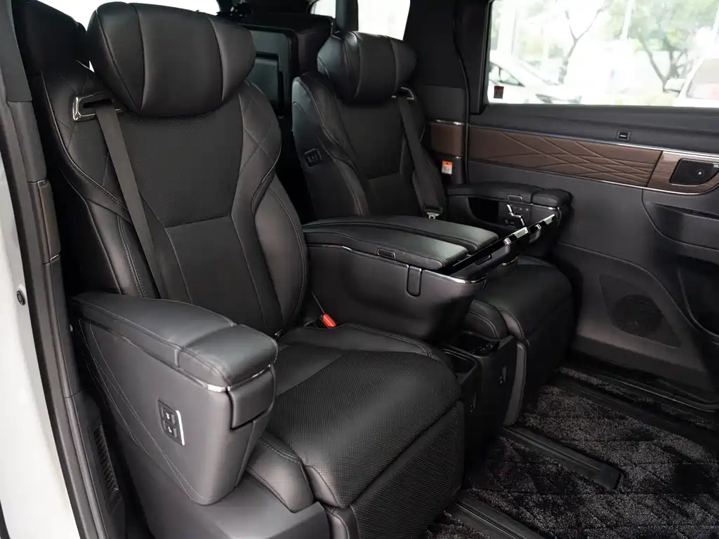 Toyota Alphard — миниатюра 10