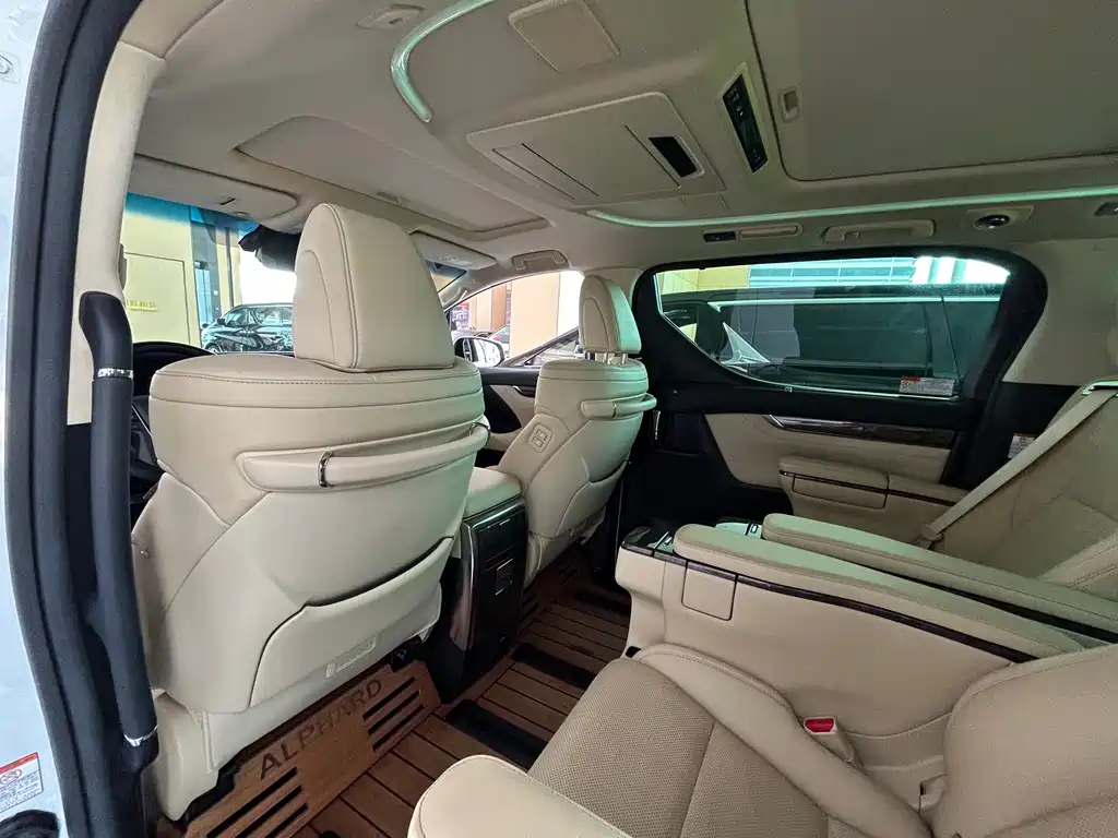 Toyota Alphard — миниатюра 6