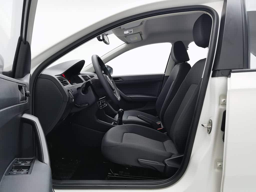 Volkswagen Santana 1.5 л 2022 г. Белый, пробег 33300 км