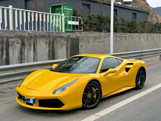 FERRARI 488