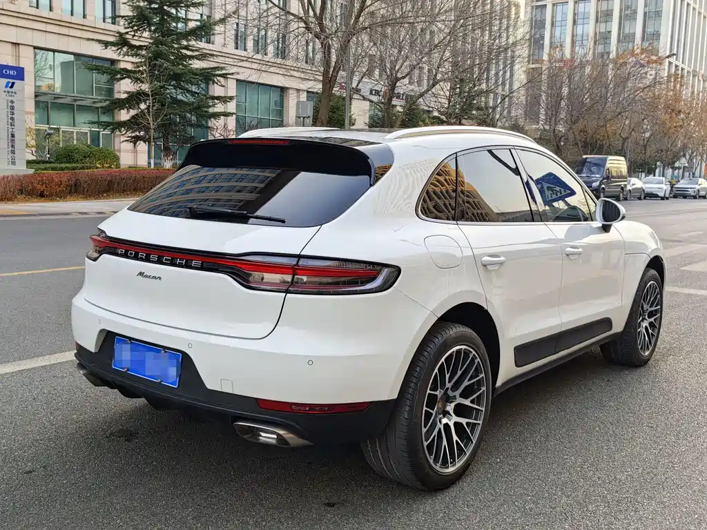 PORSCHE MACAN