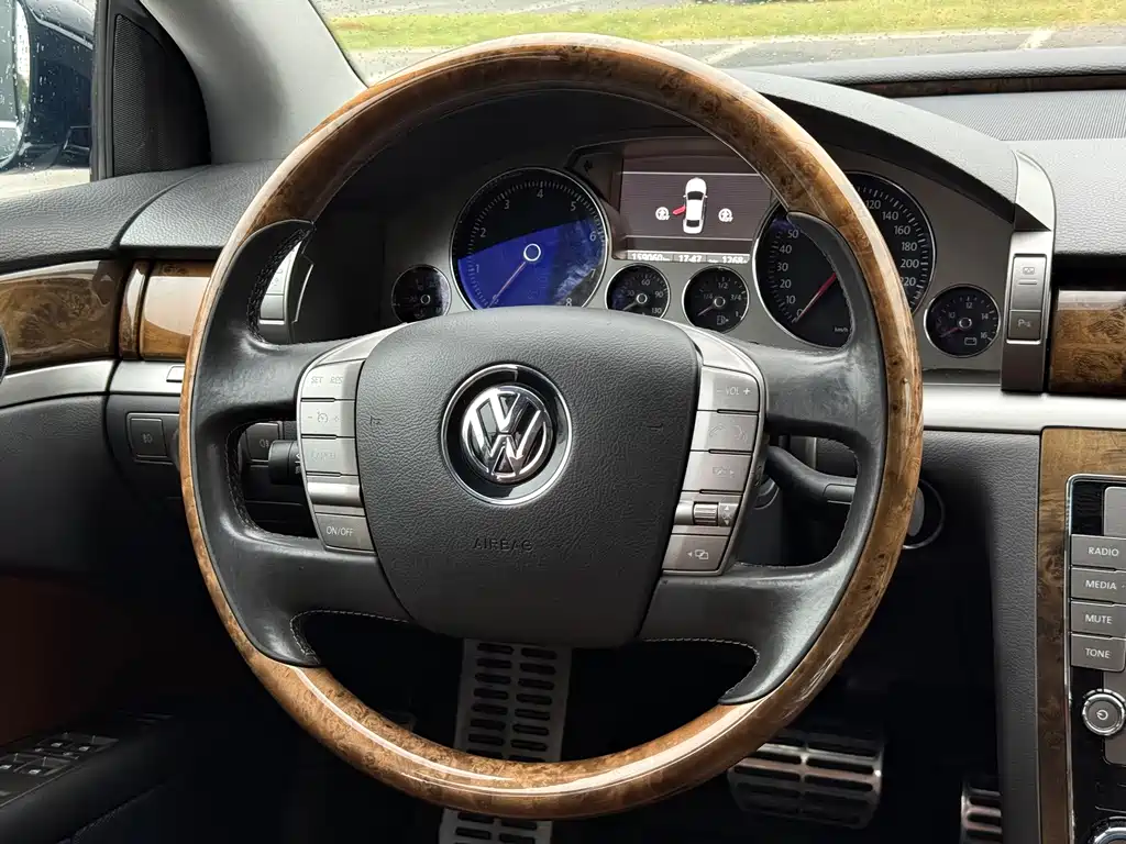 Volkswagen Phaeton — миниатюра 12