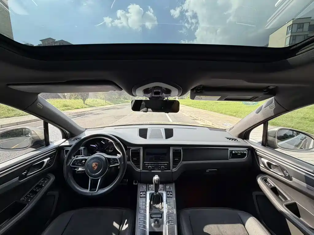 Porsche Macan — миниатюра 14