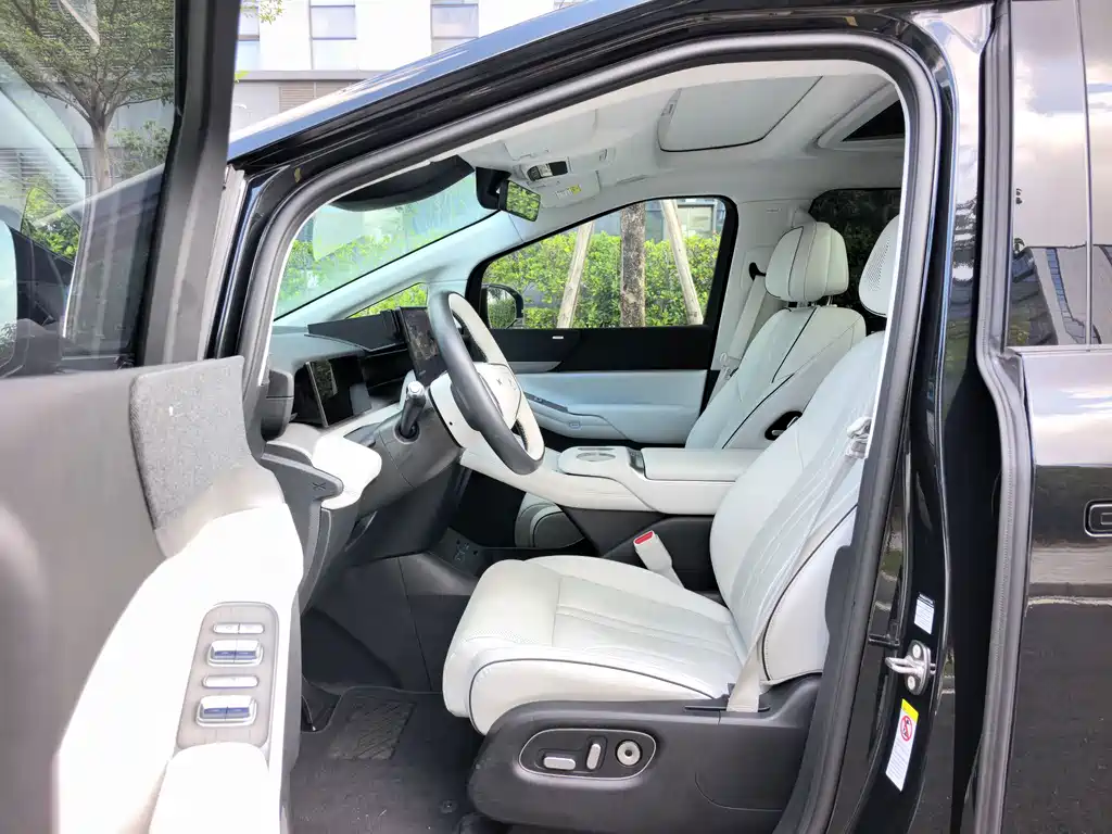 XPeng X9 — миниатюра 12