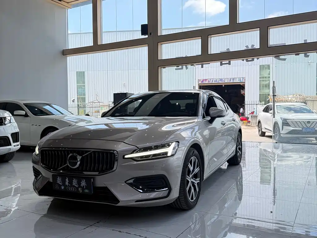 Volvo S60 2023 B4 Luxury