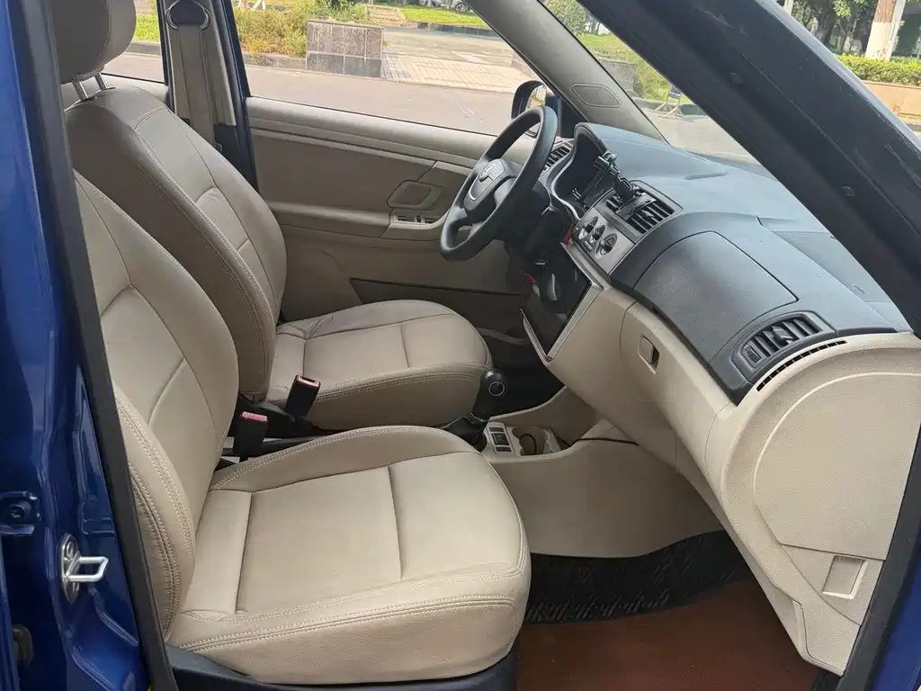 Skoda Fabia 1.4L Auto Crystal Supreme Edition, фото 9