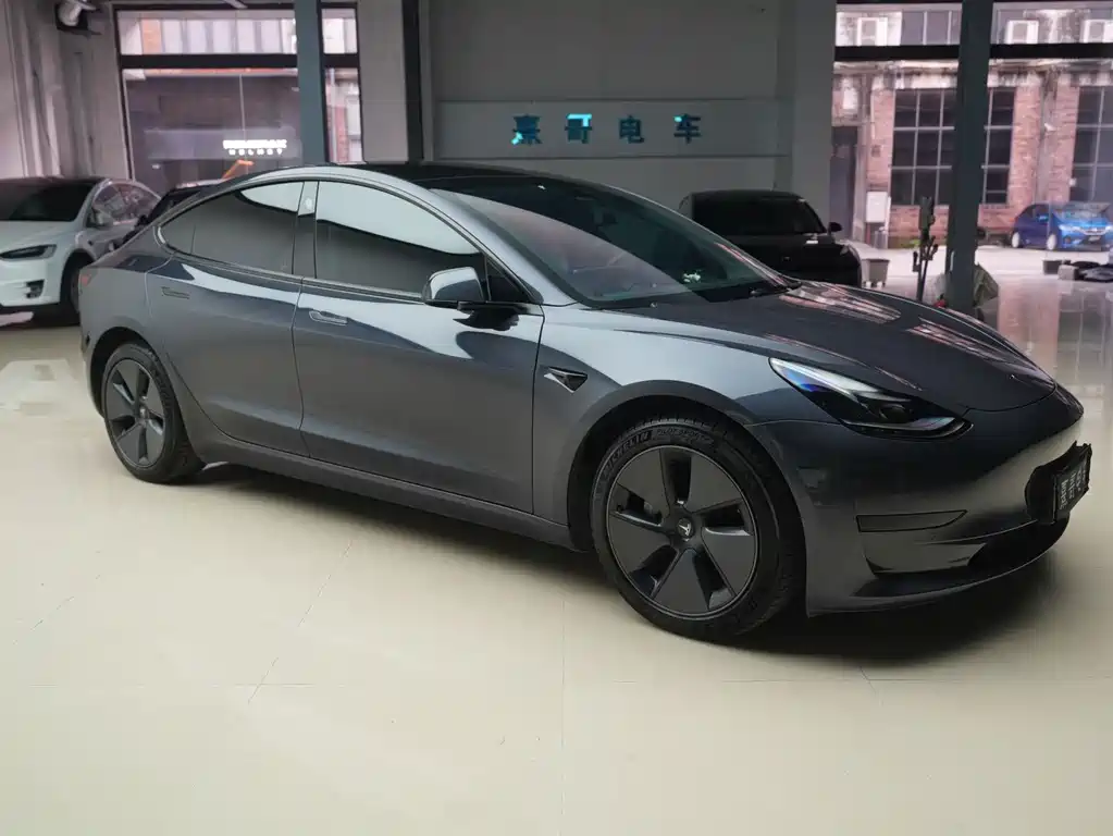 Tesla Model 3 — миниатюра 3
