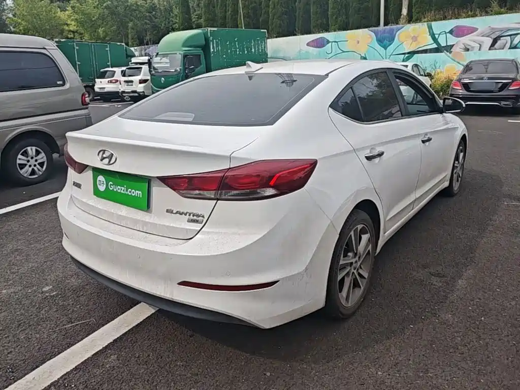 Hyundai Elantra — миниатюра 7