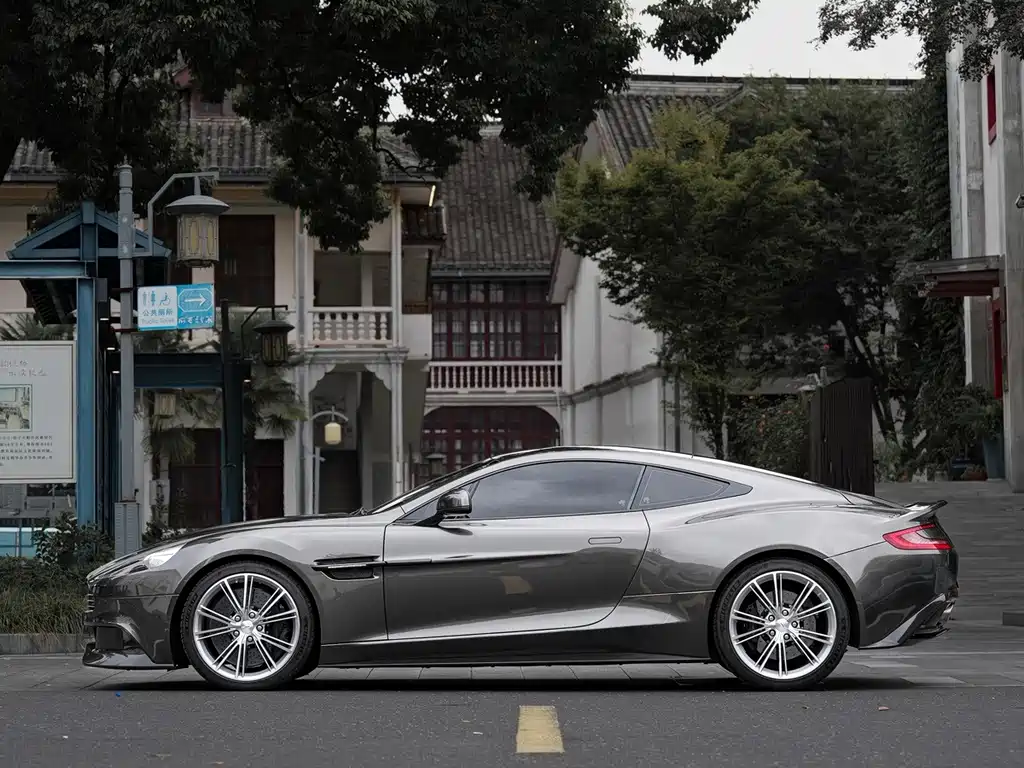 Aston Martin Vanquish — миниатюра 3