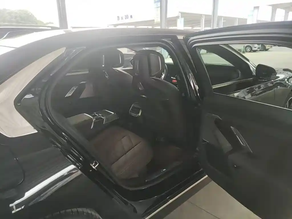 BMW 7 Series — миниатюра 7