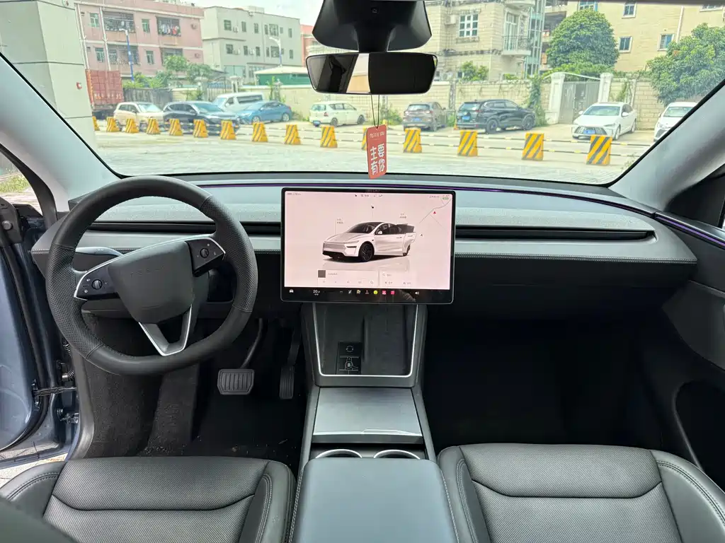 Tesla Model Y — миниатюра 6