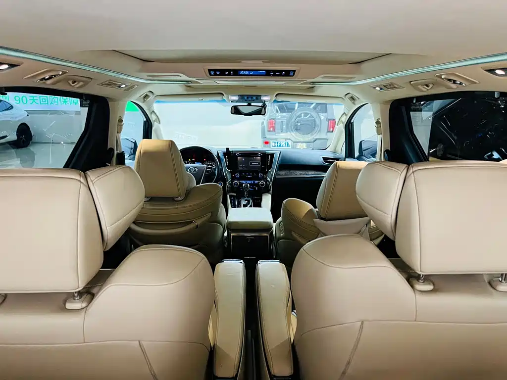 Toyota Alphard — миниатюра 17