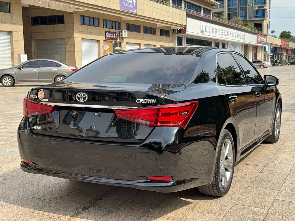 Toyota Crown — миниатюра 6